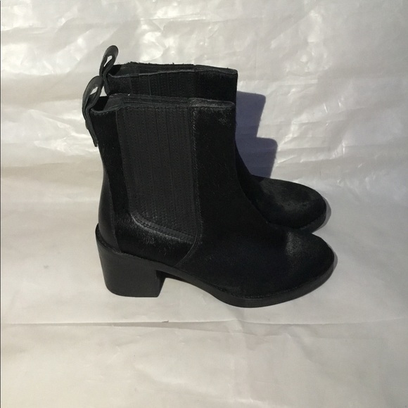 UGG BOOTS - Picture 1 of 11